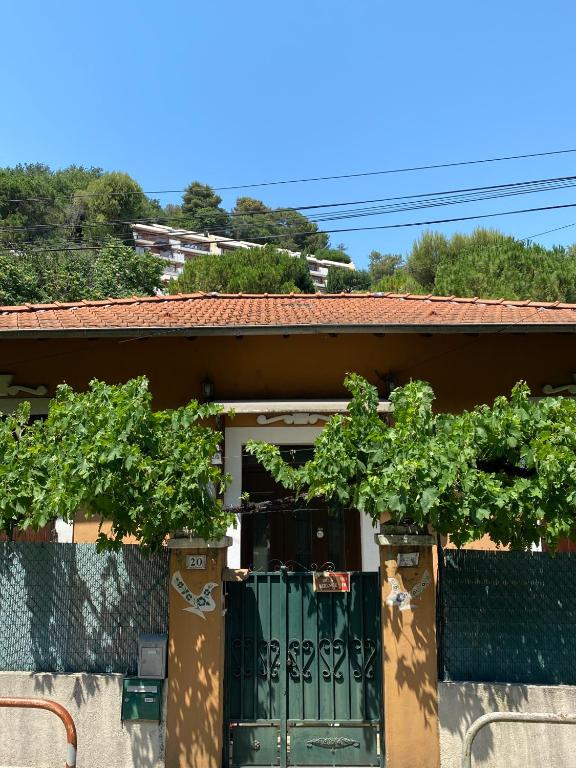 ein Haus mit grünem Tor und einem Zaun in der Unterkunft Villa Serenice - F2 au calme, climatisé, WIFI et parking gratuit in Nizza