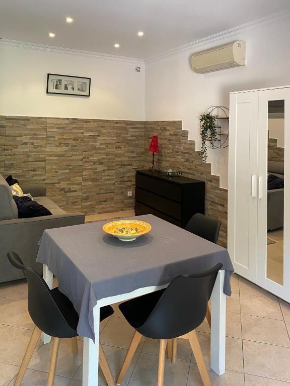 Ein Sitzbereich in der Unterkunft Villa Serenice - F2 au calme, climatisé, WIFI et parking gratuit