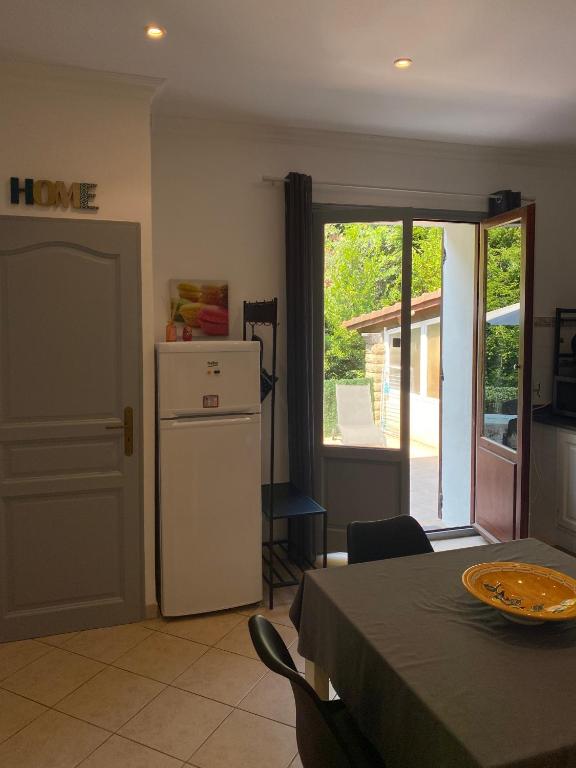 Küche&#47;Küchenzeile in der Unterkunft Villa Serenice - F2 au calme, climatisé, WIFI et parking gratuit