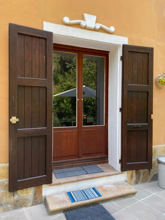 einen Eingang zu einem Haus mit zwei Holztüren in der Unterkunft Villa Serenice - F2 au calme, climatisé, WIFI et parking gratuit in Nizza