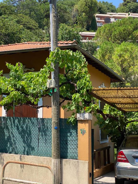 ein Pfosten vor einem Haus mit einem Zaun in der Unterkunft Villa Serenice - F2 au calme, climatisé, WIFI et parking gratuit in Nizza