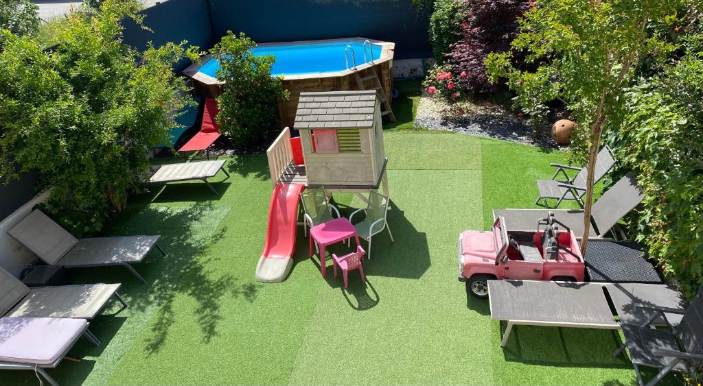 - une vue aérienne sur une cour avec une aire de jeux dans l'établissement Location maison avec piscine, à Grasse