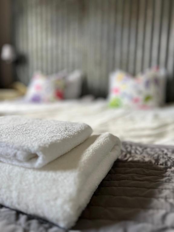 Postel nebo postele na pokoji v ubytování Målkullorna Hostel