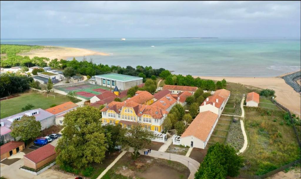 an aerial view of a house next to the beach at Maison St Georges d'Oléron-Fort Boyard accès Océan 2-6 personnes in La Celle-sous-Gouzon