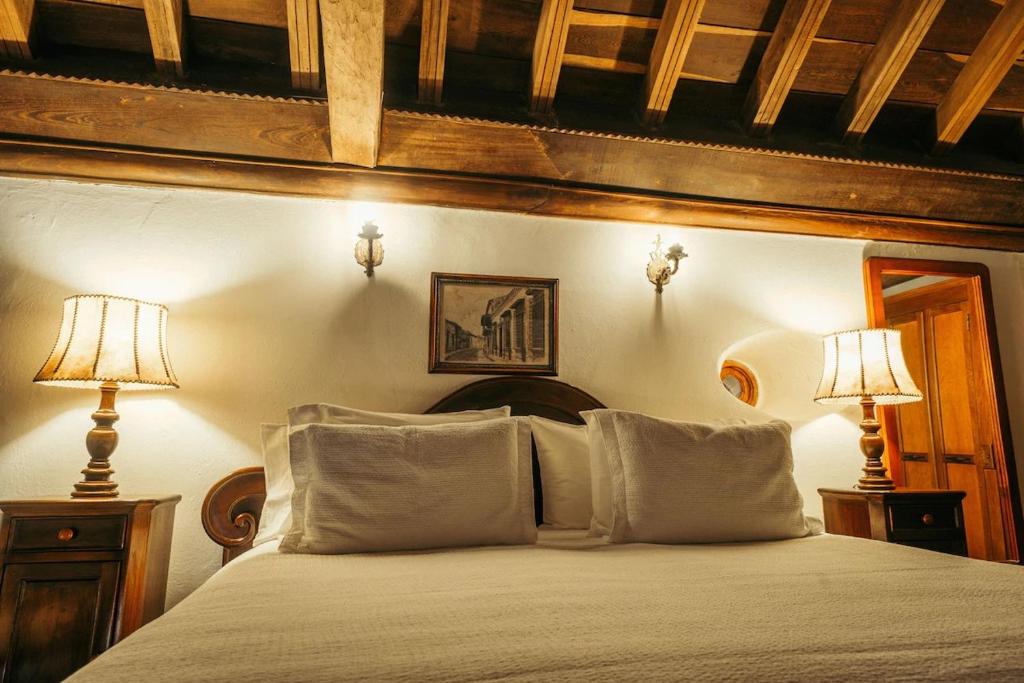 Postel nebo postele na pokoji v ubytování Alfiz Hotel