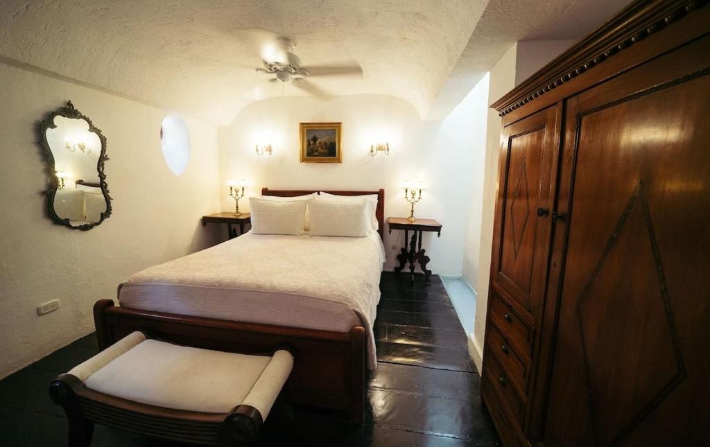 Postel nebo postele na pokoji v ubytování Alfiz Hotel