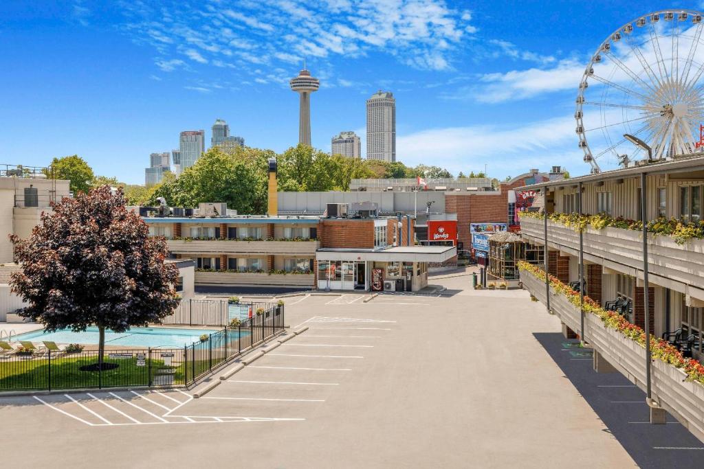 Travelodge by Wyndham Niagara Falls At the Falls - Resim 6