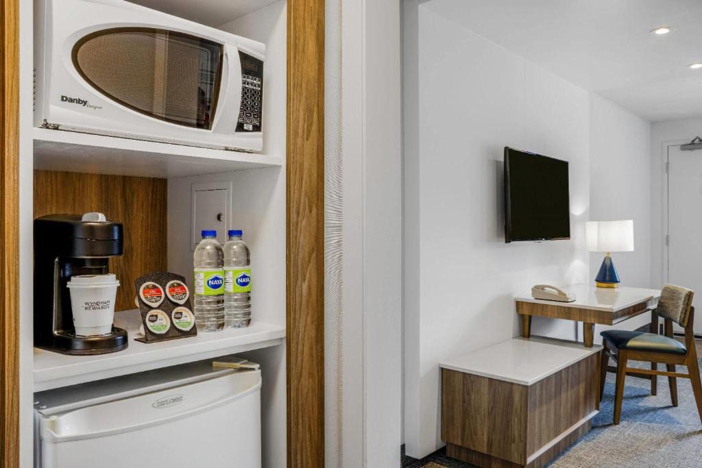 Travelodge by Wyndham Niagara Falls At the Falls - Resim 15