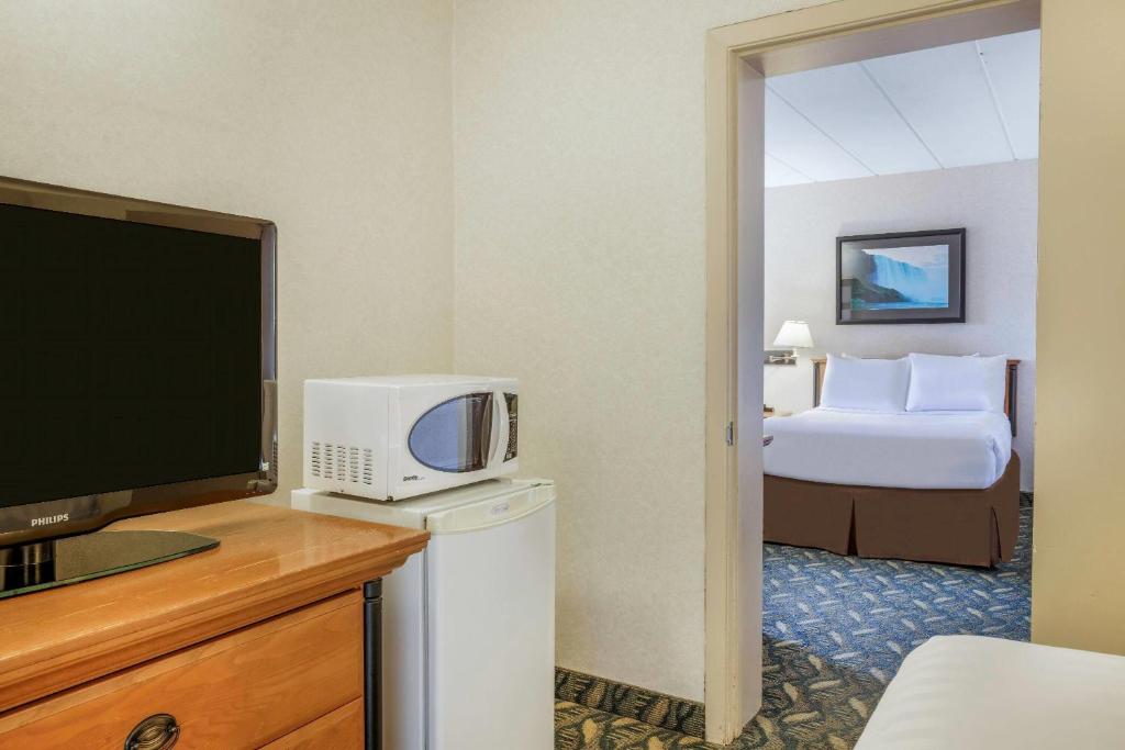 
Double Room with Three Double Beds - Non-Smoking
