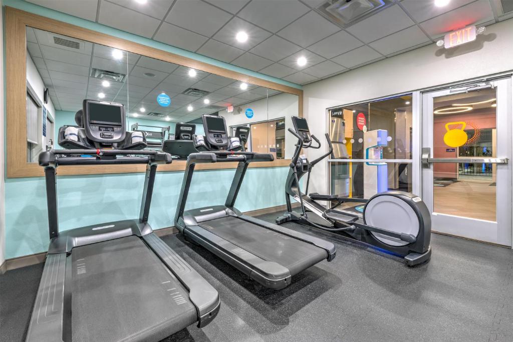 Fitness centrum a/nebo fitness zařízení v ubytování Tru By Hilton The Colony