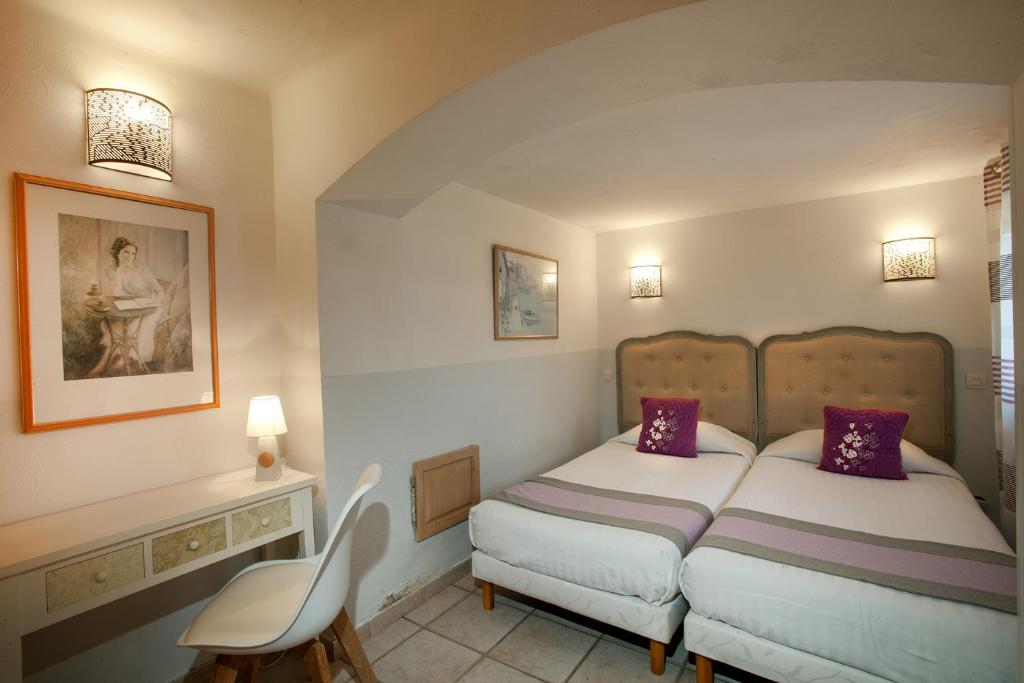 Postel nebo postele na pokoji v ubytování Hôtel et Appart Hôtel Les Flots Bleus