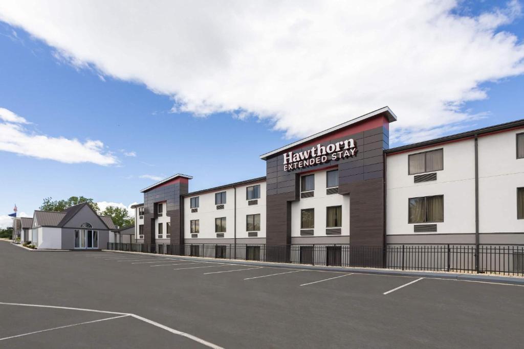 Una imagen del frente del hotel Hampton Windsor. en Hawthorn Extended Stay by Wyndham Chambersburg, en Chambersburg