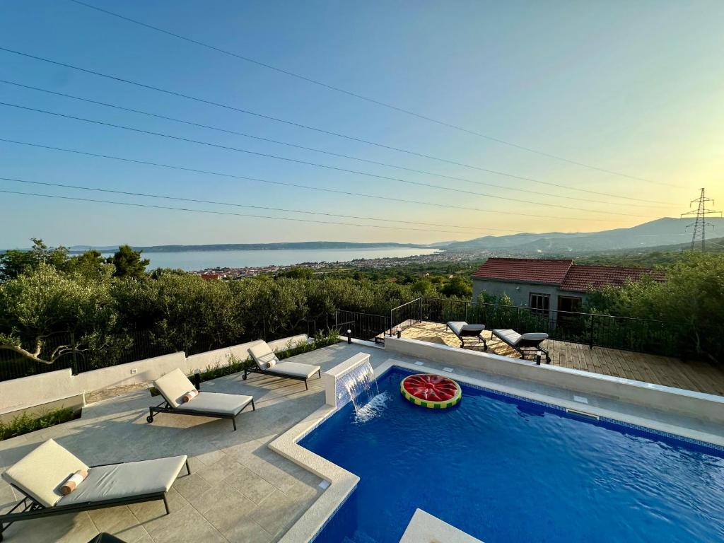 Bay view apartment with pool & sea view