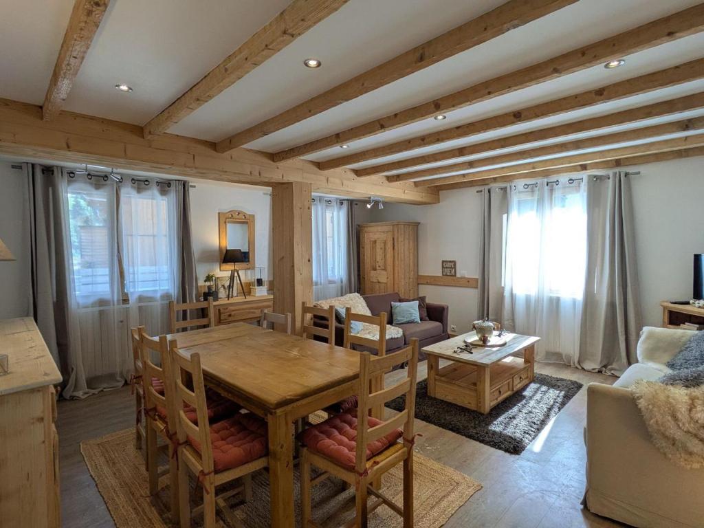 un salon avec une table en bois et un canapé dans l'établissement Appartement 8 personnes - Centre village - Parking privatif - FR-1-459-6, à La Clusaz