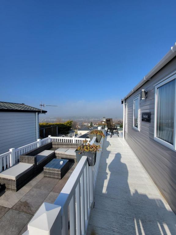una sombra de una persona en el balcón de una casa en Seaview caravan, en Swanage