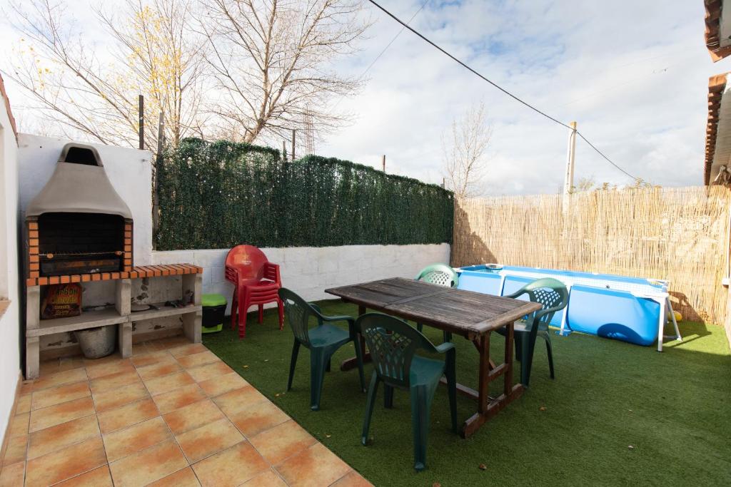 a backyard with a table and chairs and a grill at Casa Gratal (Siétamo, Huesca) in Siétamo