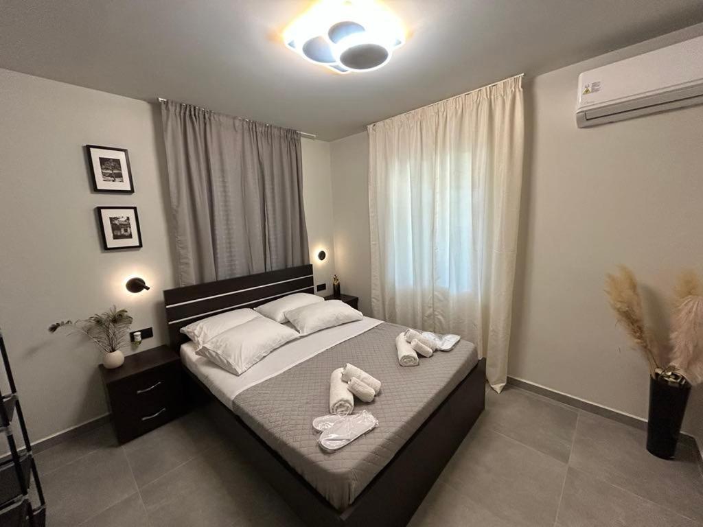 een slaapkamer met een bed met handdoeken erop bij Villa secrecy in Lixouri