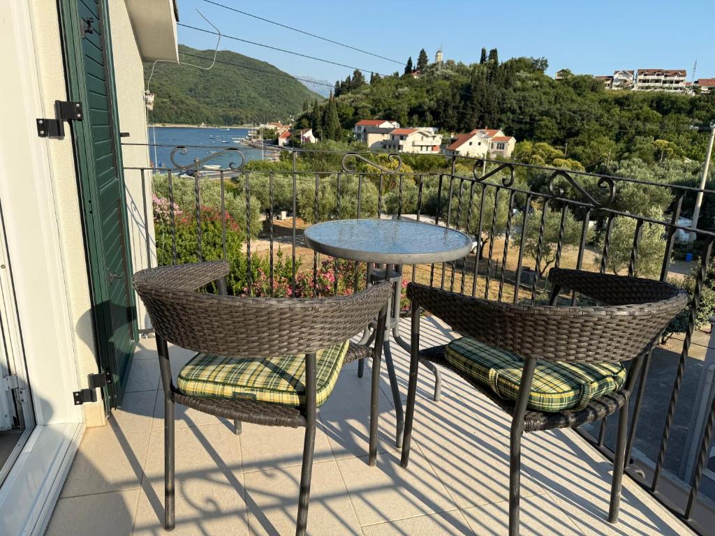 a table and chairs on a balcony with a view at Villa Verde Oliva in Kamenari