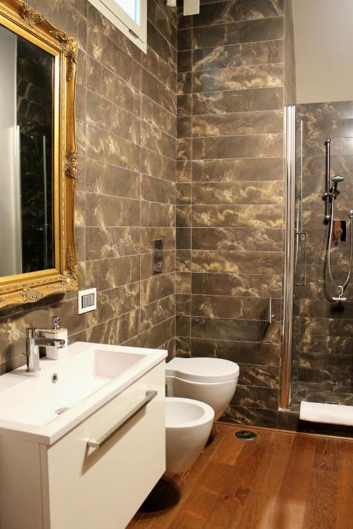 Koupelna v ubytování OroVerde Rooms & Suite nel cuore di Trani