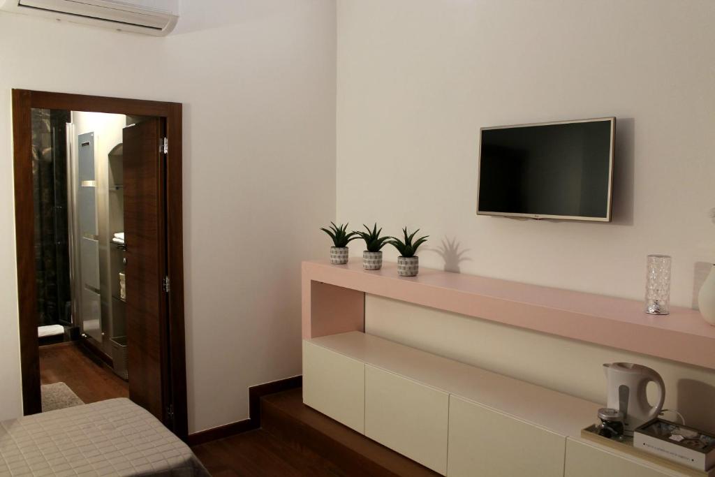 TV a/nebo společenská místnost v ubytování OroVerde Rooms & Suite nel cuore di Trani