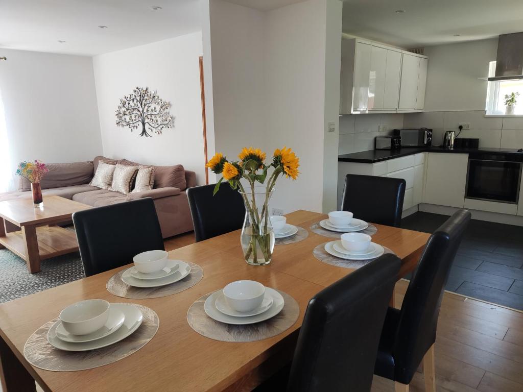Dapur atau dapur kecil di 3 bedroom house 3-8 guests, CONTRACTORS, parking, Wi-Fi, close to Hospital, JP Morgan, nature reserves, golf courses, beach