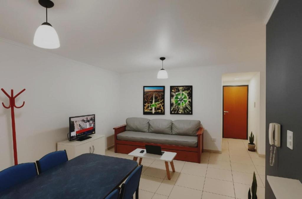 un salon avec un canapé et une table dans l'établissement Cómodo y moderno departamento con cochera, a pasos de la principal calle comercial de la ciudad, à La Plata