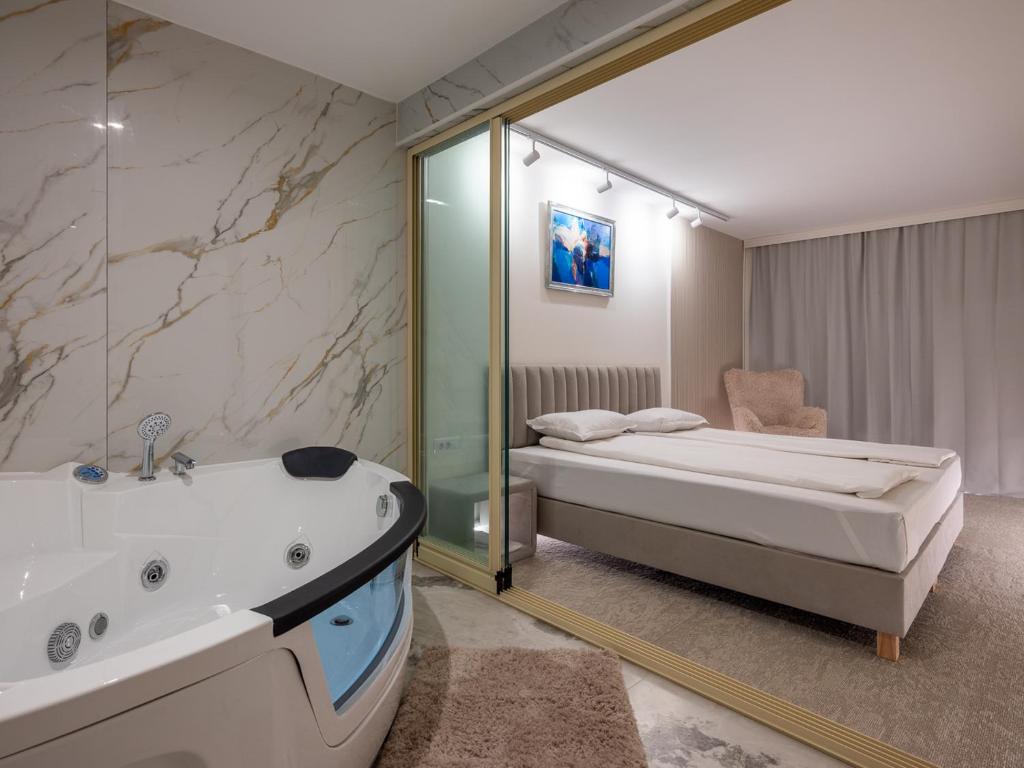 Grand Hotel & Therme Veliko Tarnovo - Apartamento Superior De Una Habitación Con Balcón