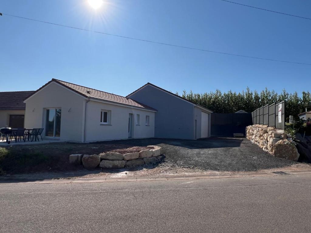 une maison avec une clôture et un mur en pierre dans l'établissement Le Nid des Moises, pavillon neuf, à Relanges