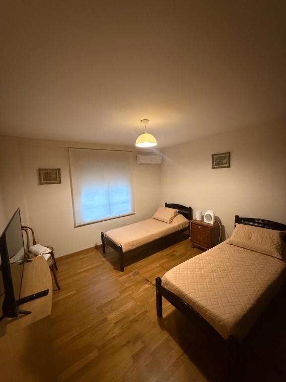 Zimmer mit 2 Betten und einem Fenster in der Unterkunft Departamento en Santiago del Estero 2 dormitorios in Santiago del Estero