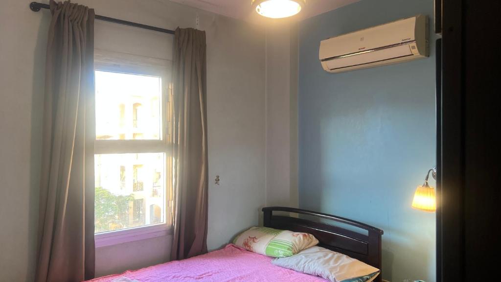 Un dormitorio con una cama y una ventana en Females only Private bedroom stay with me Rehab city, en El Cairo