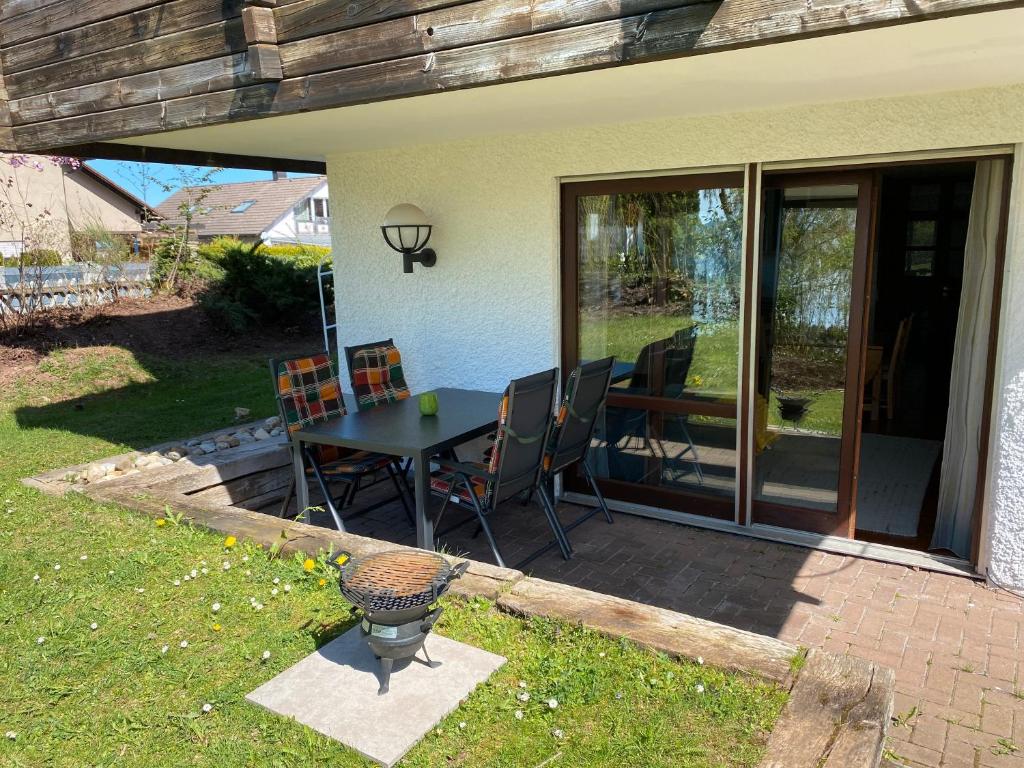un patio avec une table et des chaises dans une cour dans l'établissement Fewo Heinrich, à Schramberg