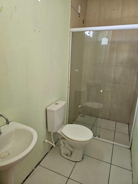 ウバジャラにあるCasa Mandacaruのトイレ、シャワー、洗面台を備えたバスルーム