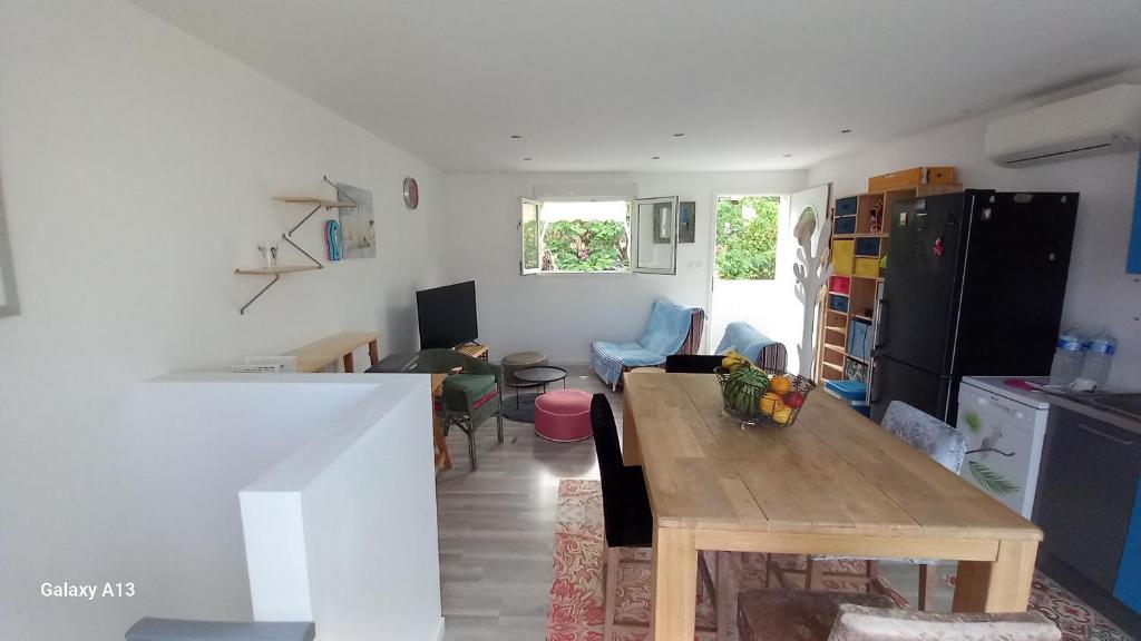 - une cuisine et un salon avec une table en bois dans la chambre dans l'établissement Duplex cosy, 100m plage Argelès, à Argelès-sur-Mer