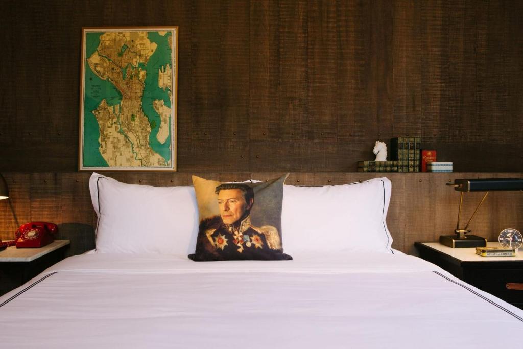 Postel nebo postele na pokoji v ubytování Kimpton Palladian Hotel by IHG