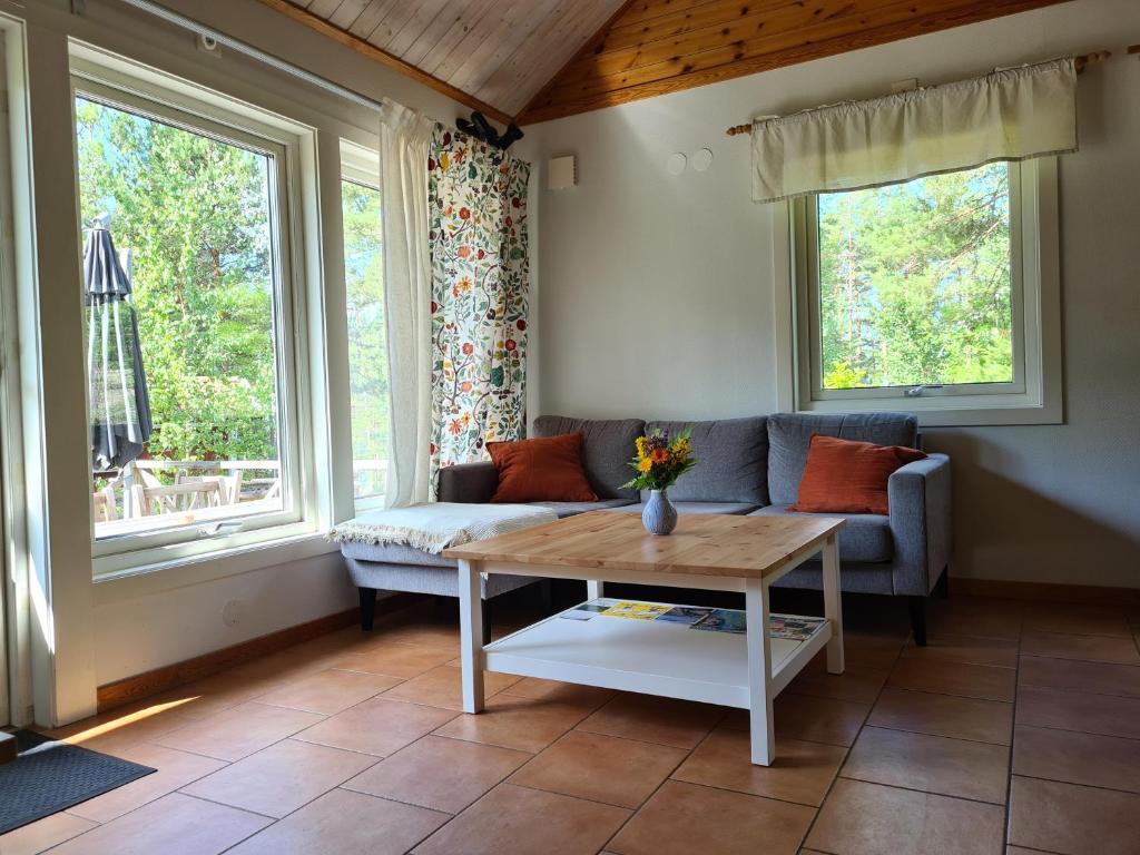 Posezení v ubytování Gärdsholmens Skärgårdshemman "Eken"