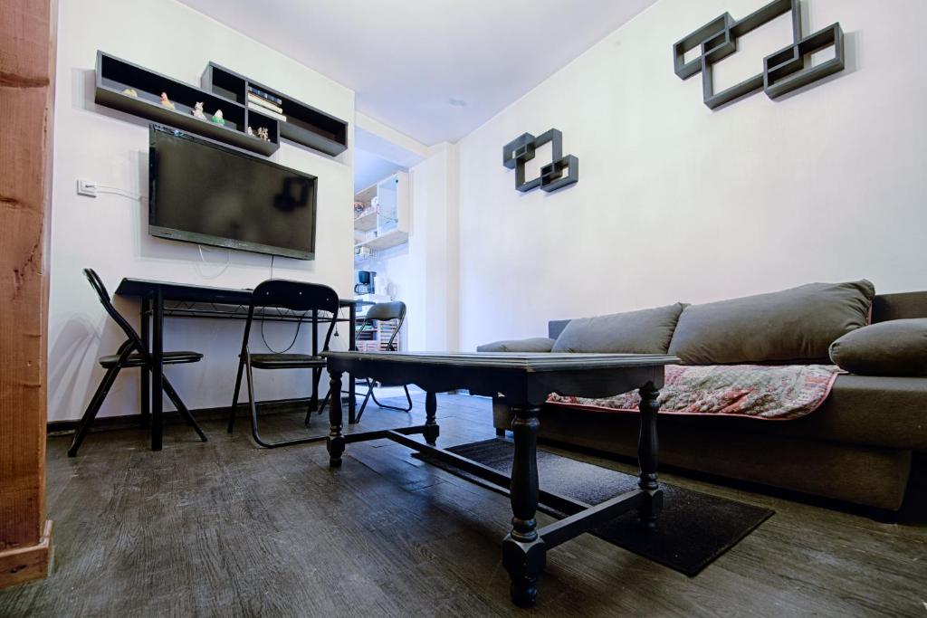 un salon avec un canapé et une table dans l'établissement Appartement 2 pièces de 48 M2, à Aix-les-Bains