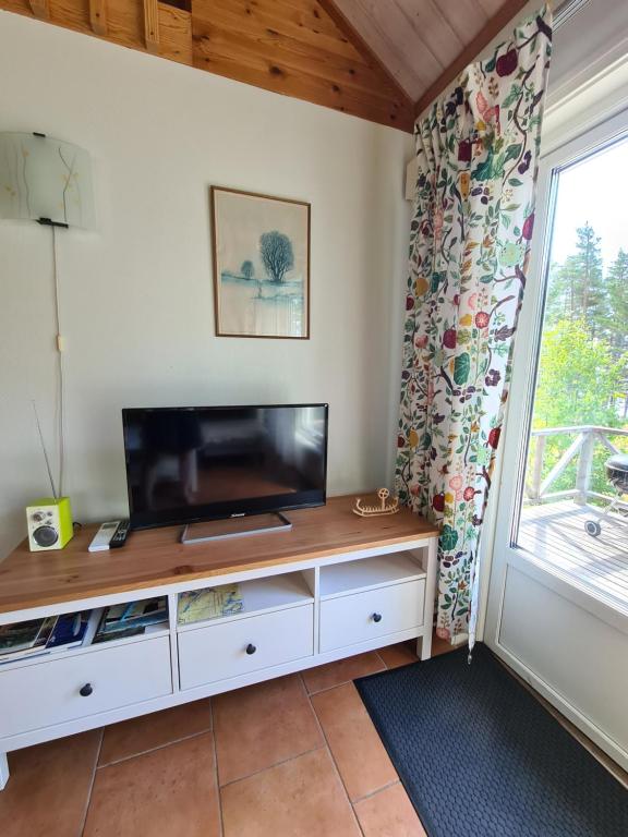 TV a/nebo společenská místnost v ubytování Gärdsholmens Skärgårdshemman "Eken"