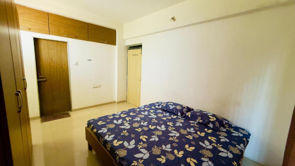 蒂鲁帕蒂Newly Built Beautiful and Spacious 2bhk in Tirupati Near Bus stand and Railway Station的卧室里有一张床，上面铺着蓝色毯子