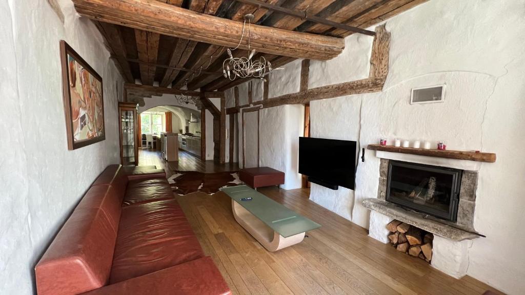 タリンにあるLuxury Suites in the Heart of Medieval Tallinn Old Townのソファと暖炉のあるリビングルーム