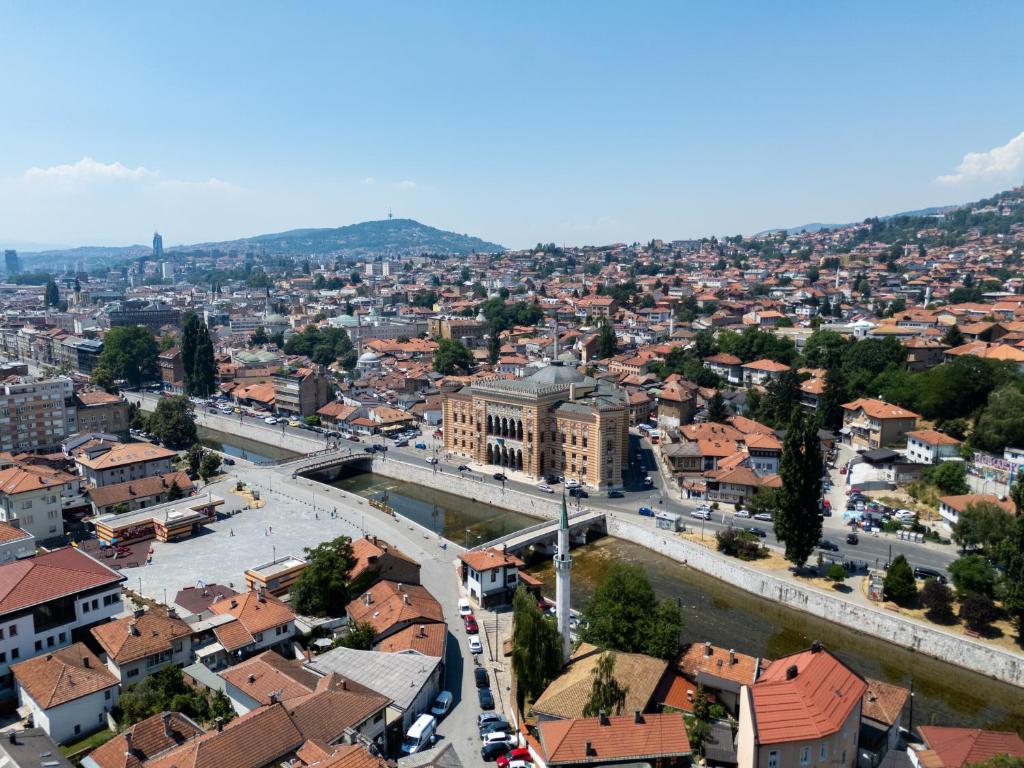 Nespecifikovaný výhled na hory nebo výhled na hory při pohledu z hotelu