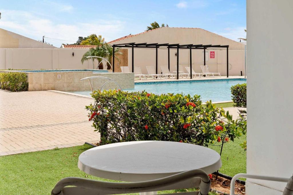 Bazén v ubytování AL117 -Resort Pool-Beach Tennis court- 2BR condo-Close to Palm Beach nebo v jeho okolí