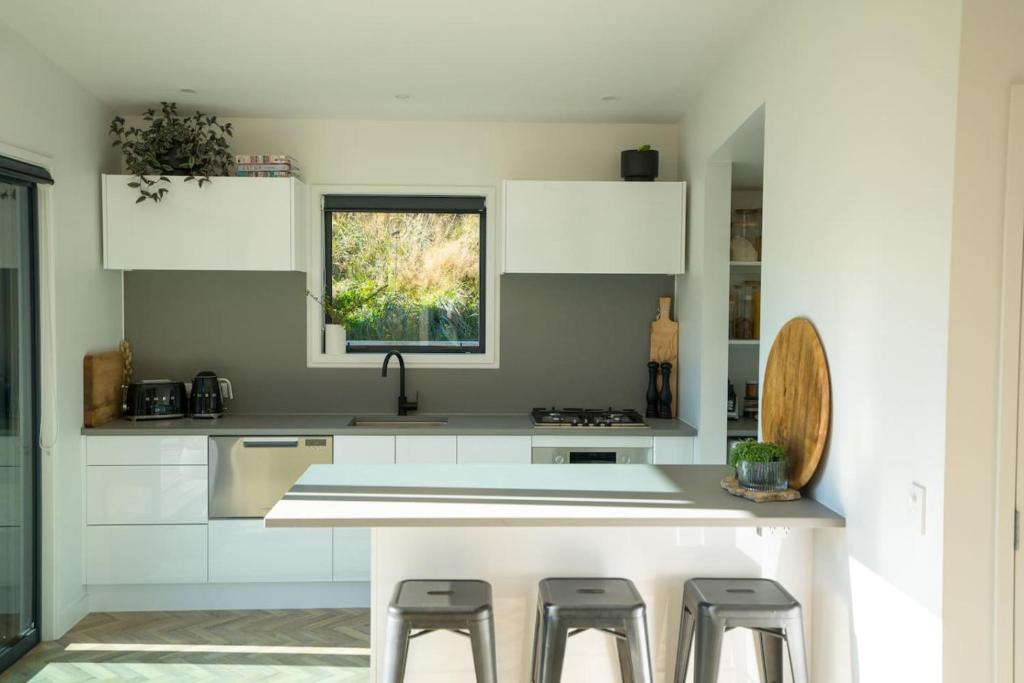 Η κουζίνα ή μικρή κουζίνα στο Sunny self contained unit in Shotover