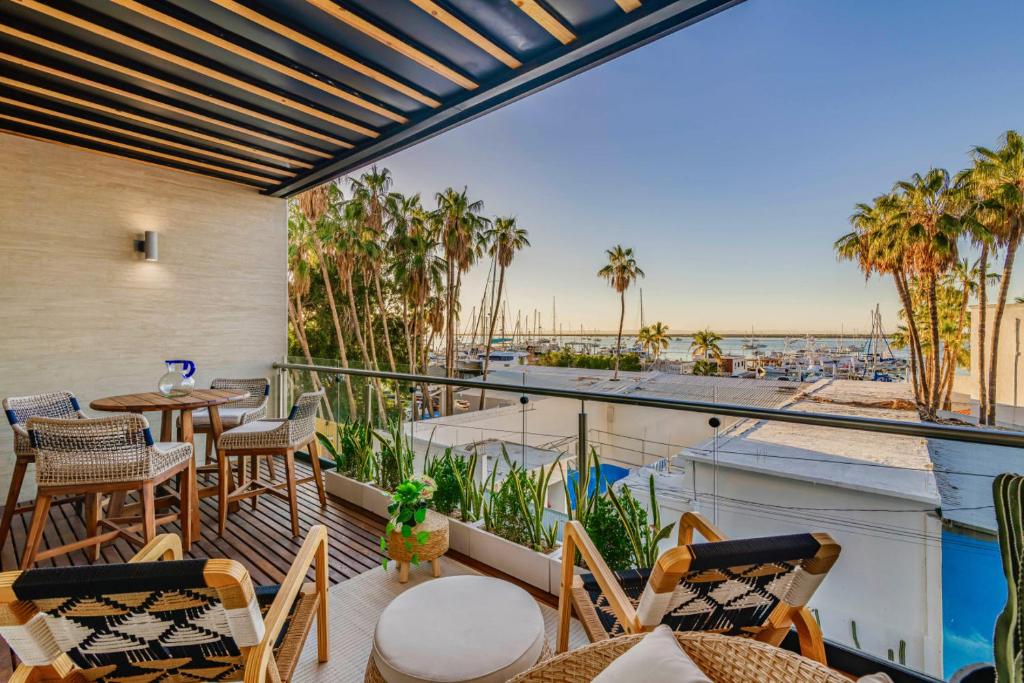 ラパスにあるBaja Dreamscape by Porto Vacanze at Laivaの海の景色を望むバルコニー(テーブル、椅子付)