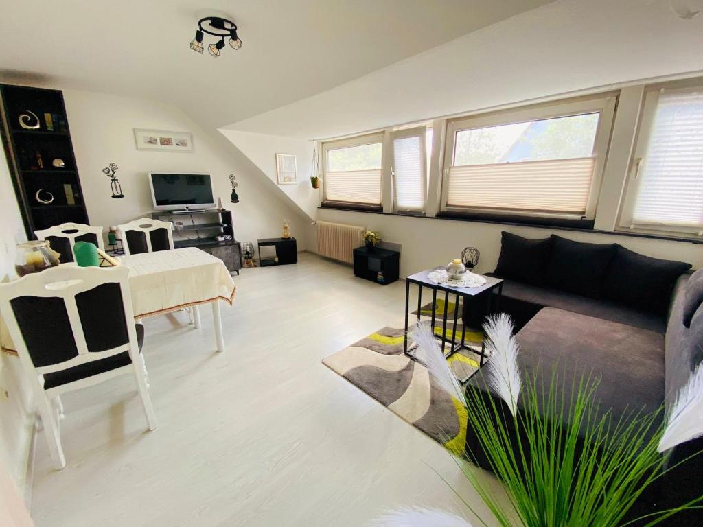 SeelzeにあるSchatte's kleines Appartement in Seelzeのソファとテーブルのあるリビングルーム