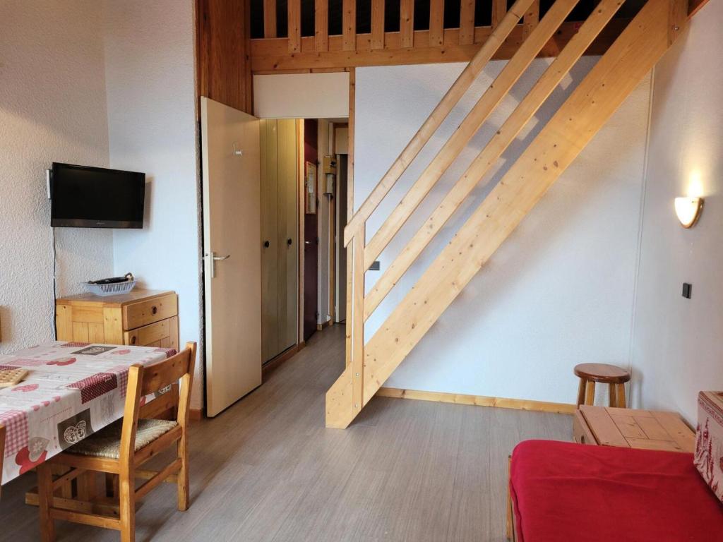 une chambre avec un escalier et une chambre avec une table dans l'établissement Résidence Le De 1 - Deux pièces à proximité des pistes MAE-9541, à Aime La Plagne