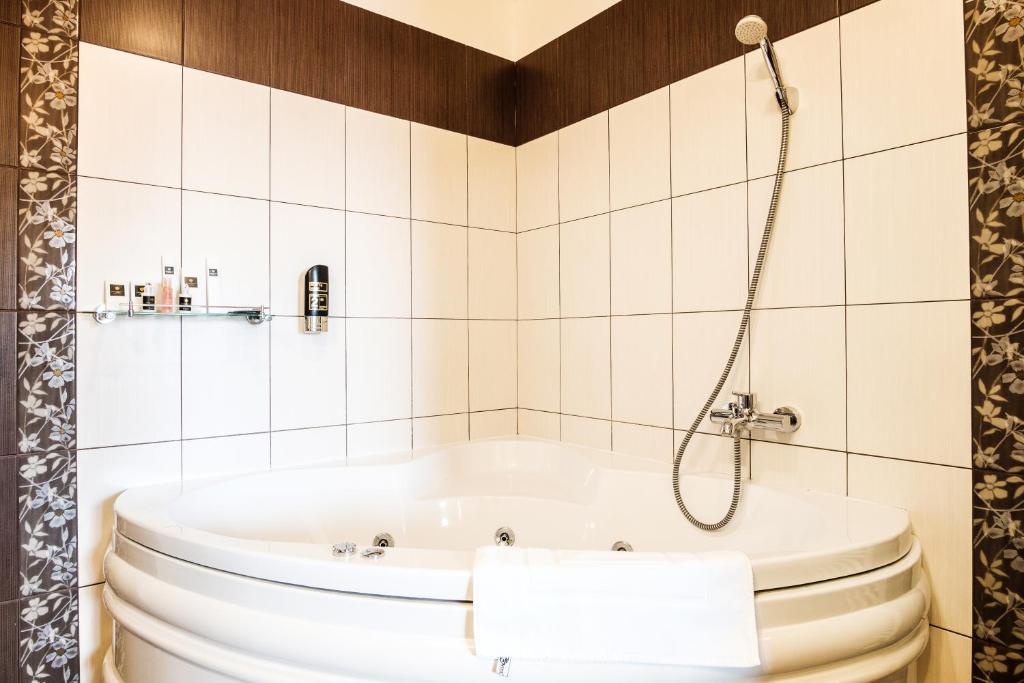 Koupelna v ubytování Hotel Comfort with free Wellness and Fitness Centrum
