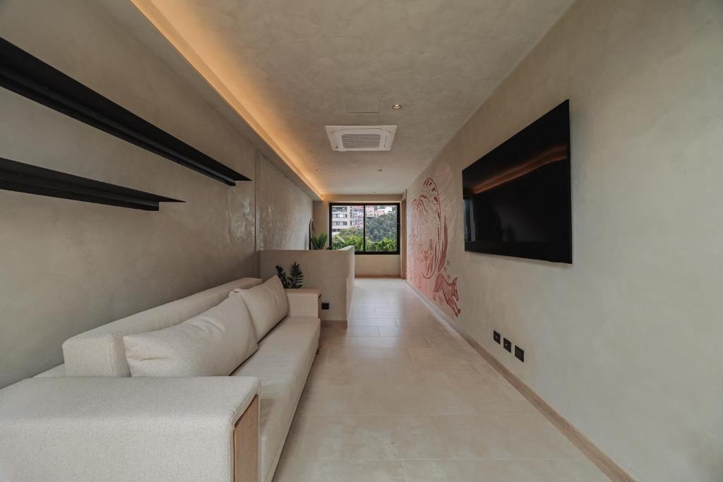 TV a/nebo společenská místnost v ubytování Kuuna Luxury Stays by Wynwood House
