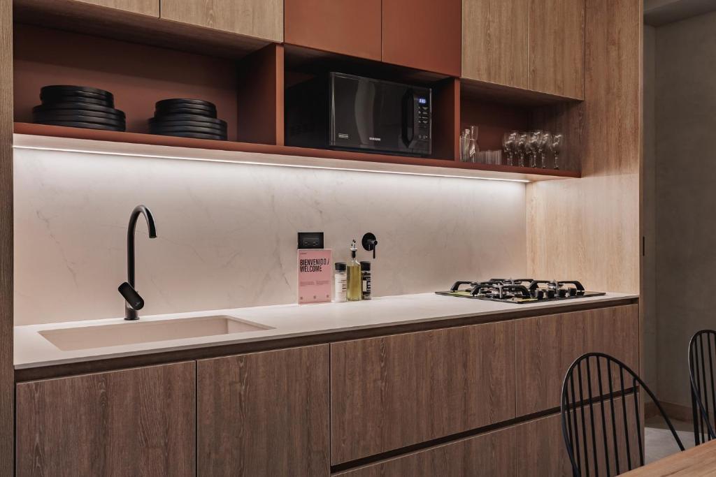 Kuchyň nebo kuchyňský kout v ubytování Kuuna Luxury Stays by Wynwood House