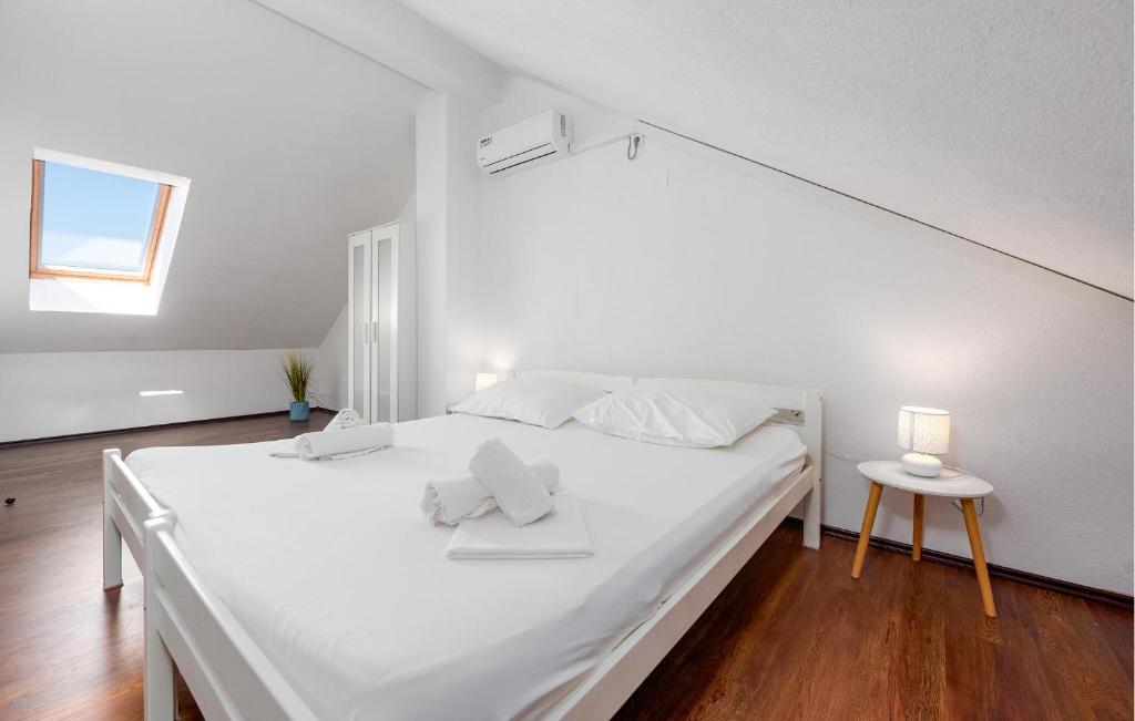 Posteľ alebo postele v izbe v ubytovaní Nice Apartment In Lukovo Sugarje