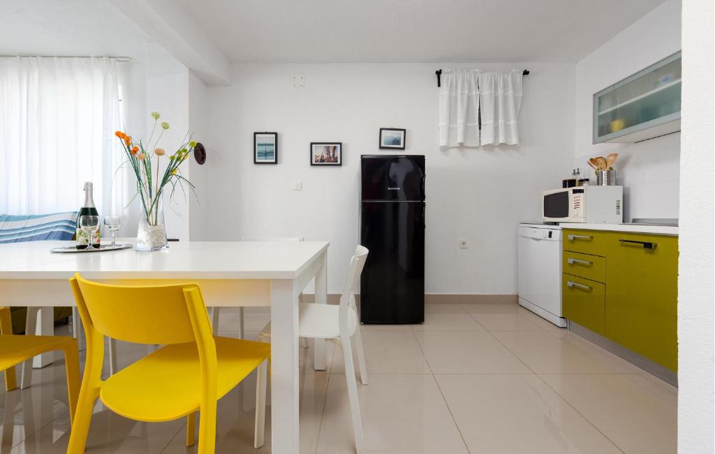 Kuchyňa alebo kuchynka v ubytovaní Nice Apartment In Lukovo Sugarje